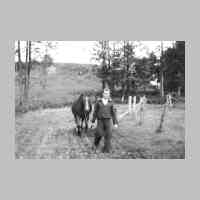 028-0135 Helmut Schweichler mit Pferd im Deimetal bei Gross Keylau 1943.jpg